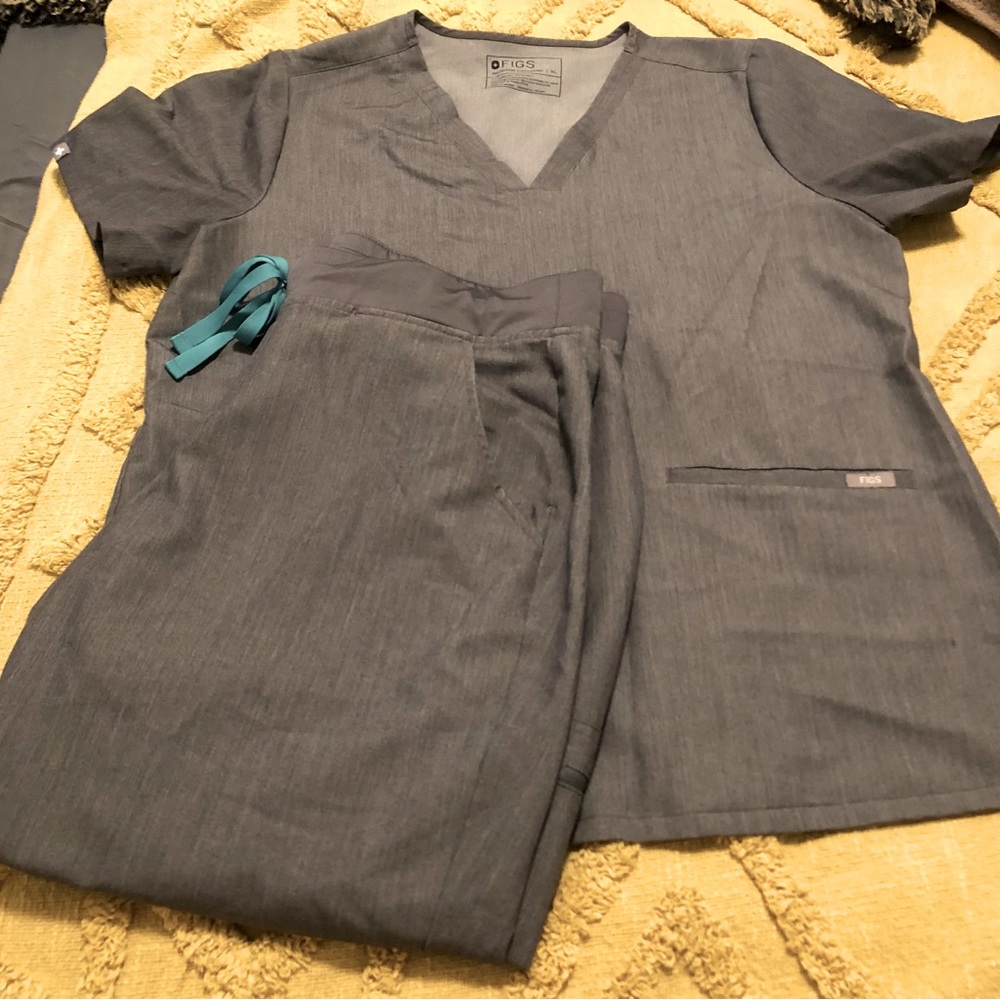 Figs Graphite Set: XL Petite Zamora Jogger and XL Casma. Only worn a few times.